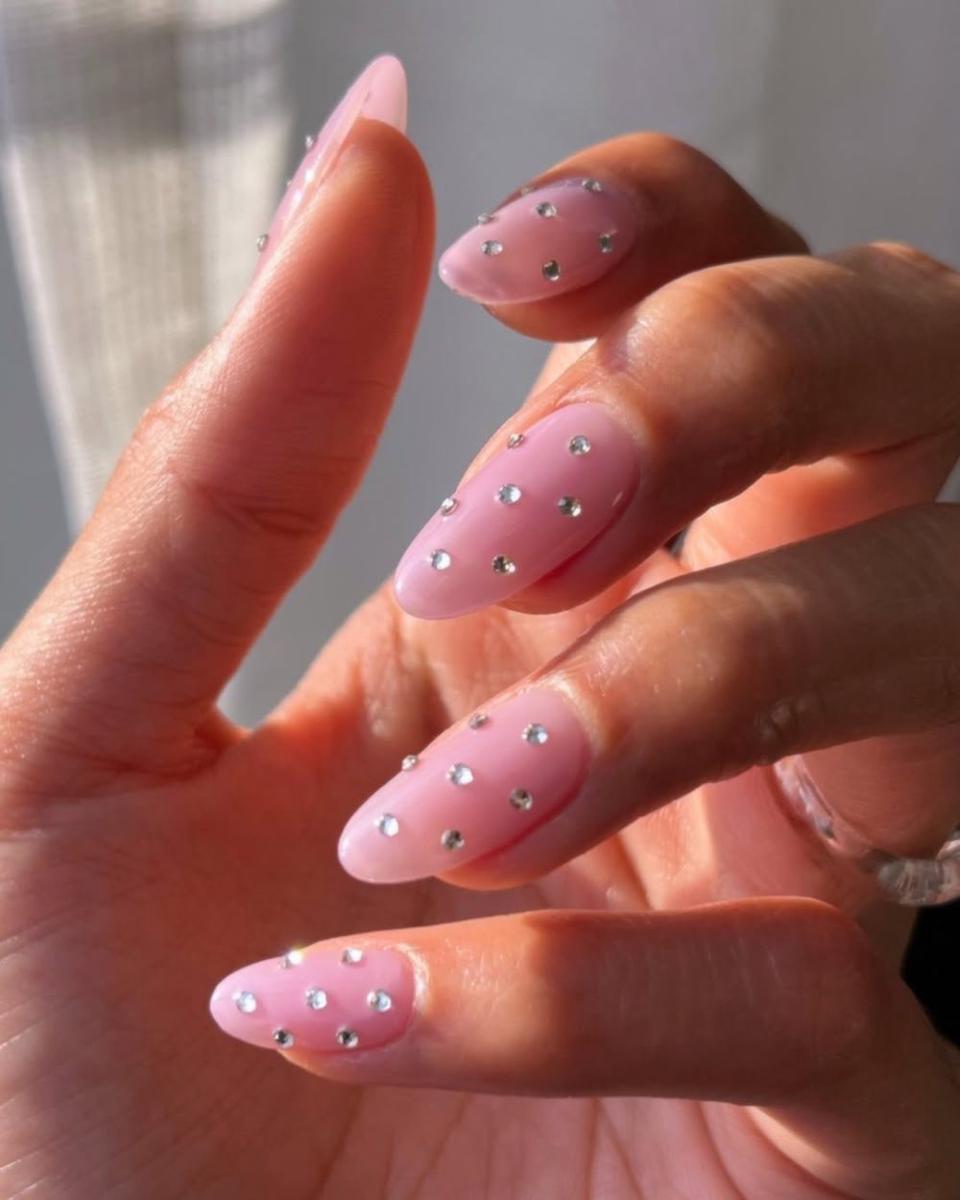 ide nail art tema strawberry milk (instagram.com/overglowedit)