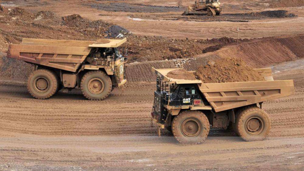 Pengangkutan material tambang dengan dump truck (www.vecteezy.com)