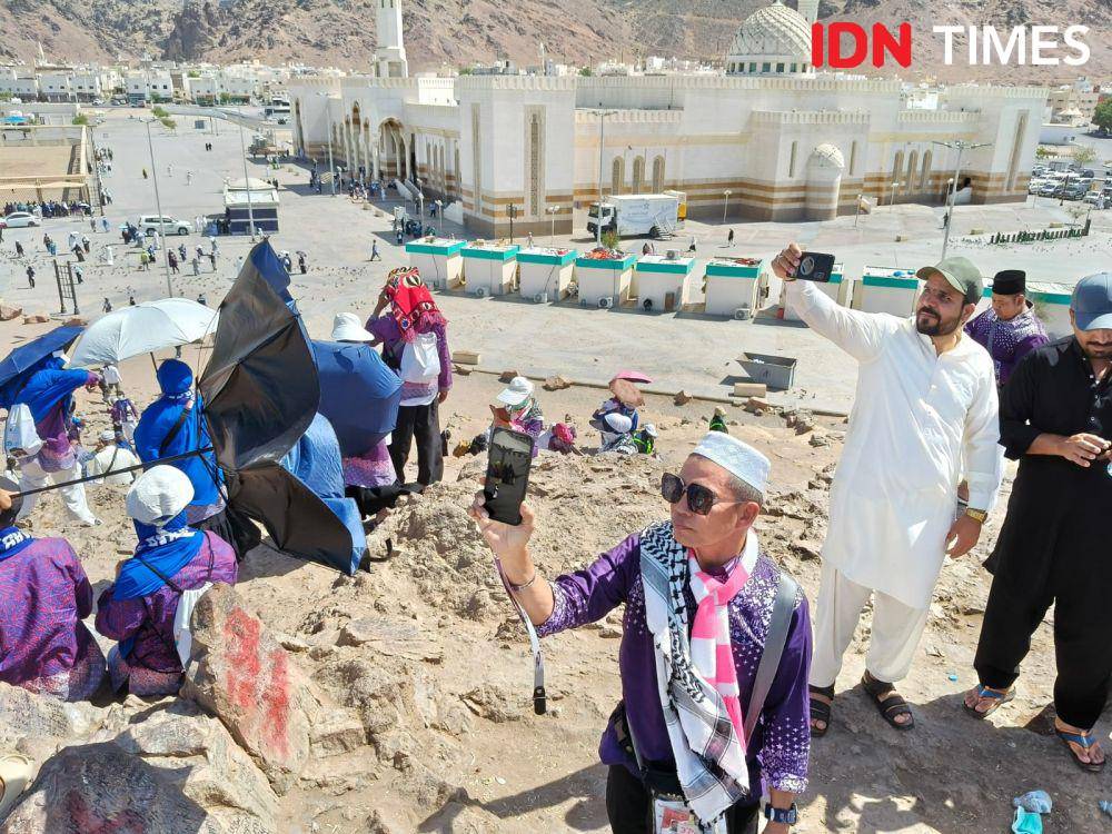 Jemaah calonn haji Indonesia berziarah ke Jabal Uhud, Madinah, Arab Saudi, Senin (12/5/2025). (Media Center Haji/Rochmanudin)
