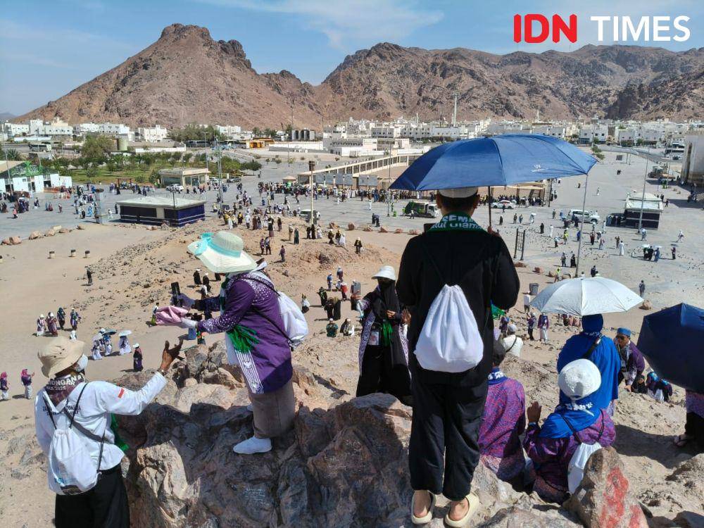 Jemaah calon haji Indonesia berziarah ke Jabal Uhud, Madinah, Arab Saudi, Senin (12/5/2025). (Media Center Haji/Rochmanudin)