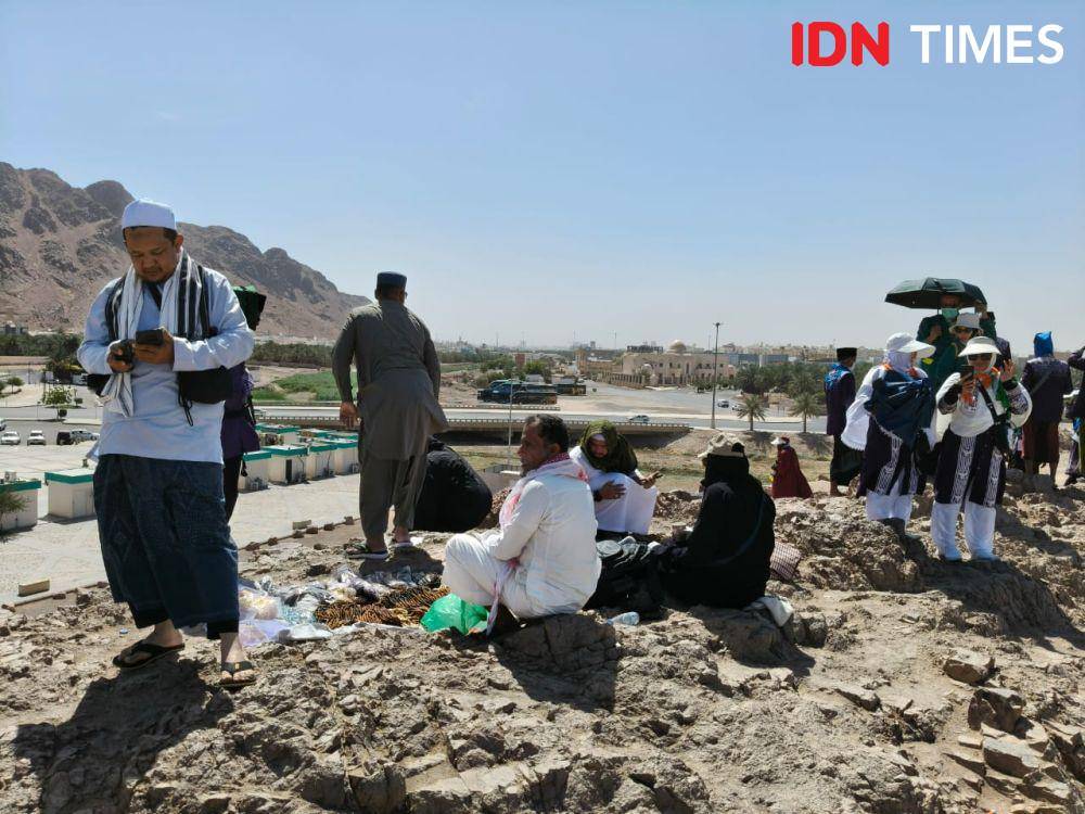 Jemaah haji berziarah ke Jabal Uhud, Madinah sebelum melaksanakan puncak haji, Senin (12/5/2025). (Media Center Haji/Rochmanudin)