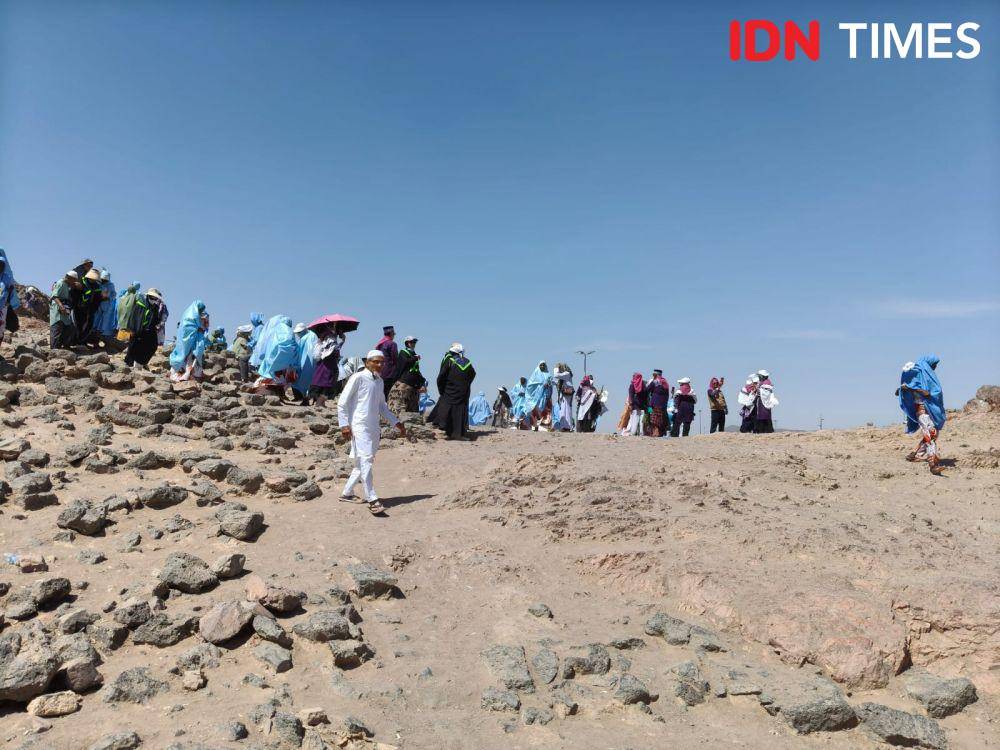 Jemaah calon haji berziarah ke Jabal Uhud, Madinah, Arab Saudi, Senin (12/5/2025). (Media Center Haji/Rochmanudin)