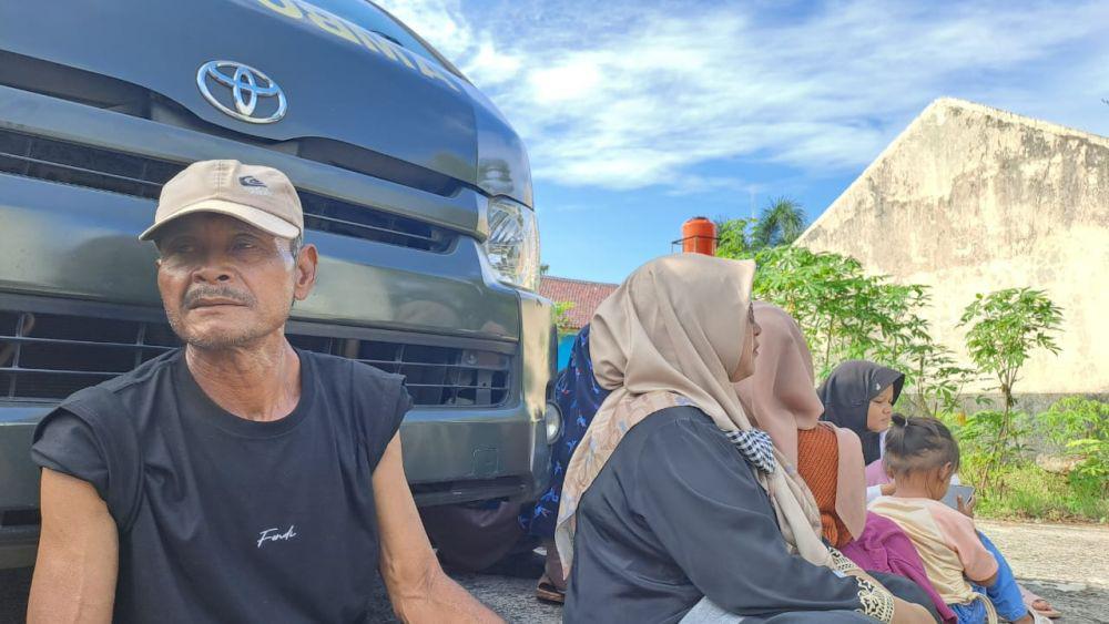Ratusan Orang Pemburu Puing Ledakan Amunisi di Garut Selamat