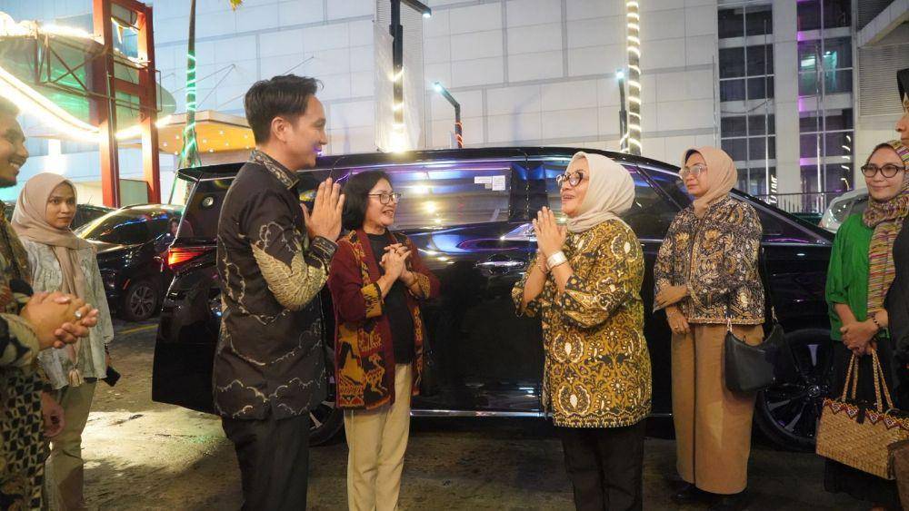 Ketua HIPMI Balikpapan, Adam Dusti Bhakti (kiri) dan Menteri Pemberdayaan Perempuan dan Perlindungan Anak (PPPA), Arifa Fauzia (kanan). (Dok. HIPMI Balikpapan)