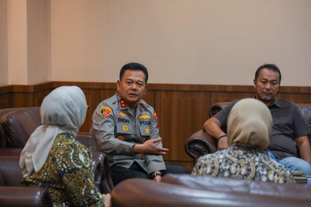 Menteri Pemberdayaan Perempuan dan Perlindungan Anak (PPPA), Arifah Fauzi melakukan pertemuan dengan Kepala Kepolisian Daerah (Kapolda) Kalimantan Timur, Irjen Pol. Endar Priantoro, bertempat di Markas Polda Kaltim, Kota Balikpapan, pada Senin (12/5/2025) (Dok/Humas Kemenppa)