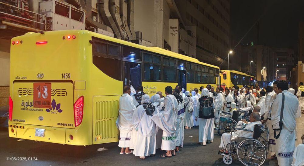 Bus shalawat mulai beroperasi di sekitar Masjidil Haram pada musim haji 2025. (Media Center Haji 2025)