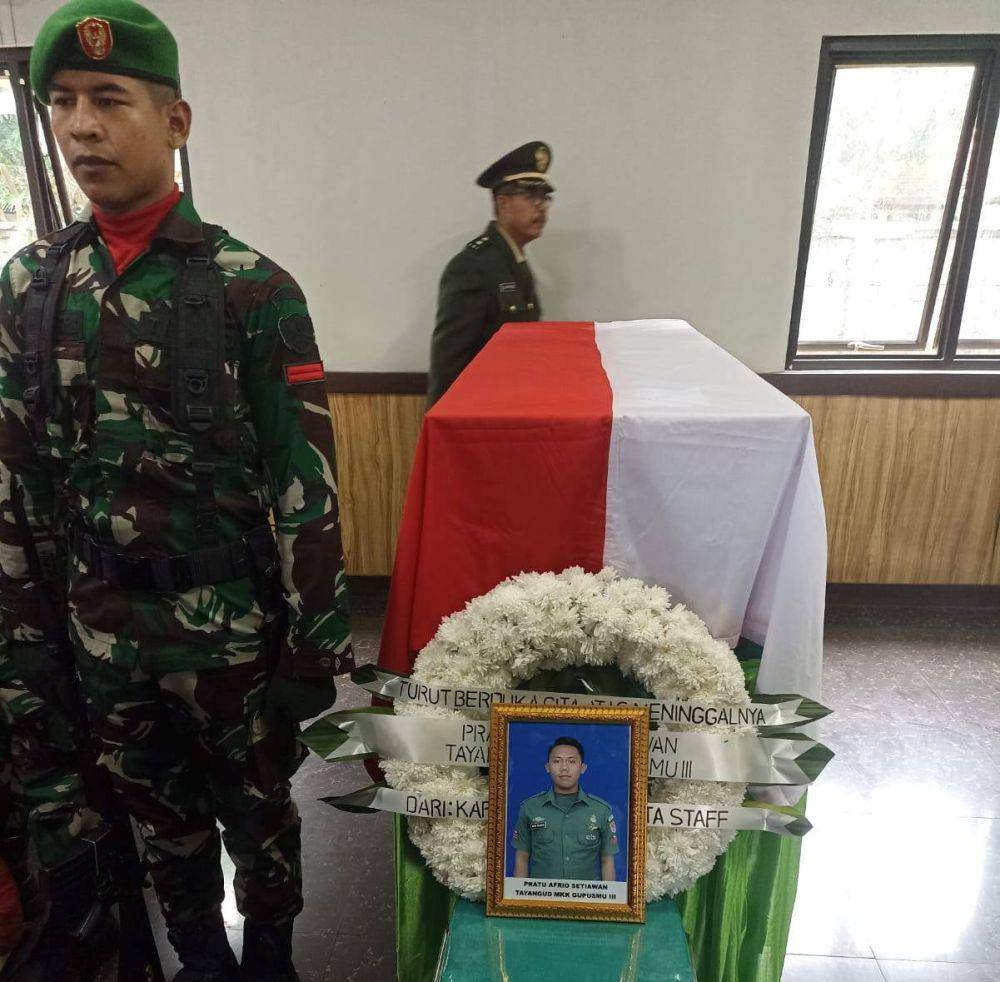 Peti jenazah Pratu Afrio Setiawan di Jakarta. Jenazah bakal diberangkatkan ke Sulawesi Utara, Rabu (14/5/2025) dini hari. Dok. Keluarga