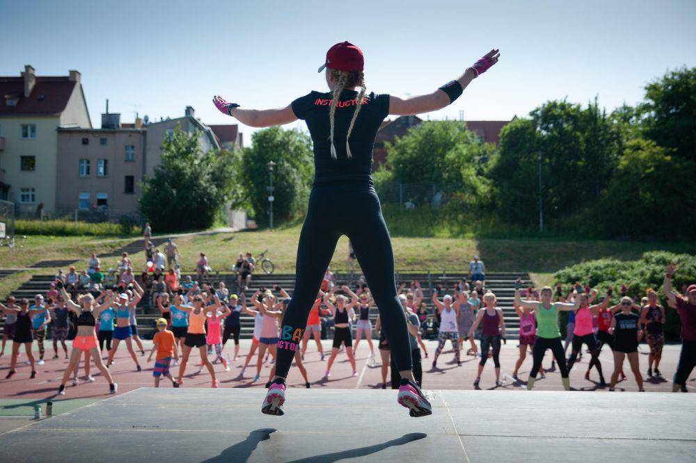 Orang melakukan zumba di ruang terbuka. (pixabay.com/AndrzejRembowski)