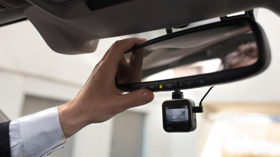Apakah Semua Mobil Bisa Dipasangi Dashcam?