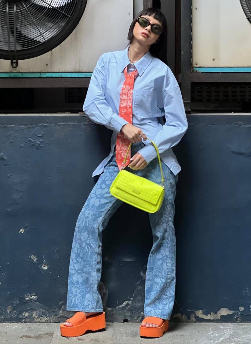 ide mix and match outfit denim ala Helen Hiu (instagram.com/helenhiuu)