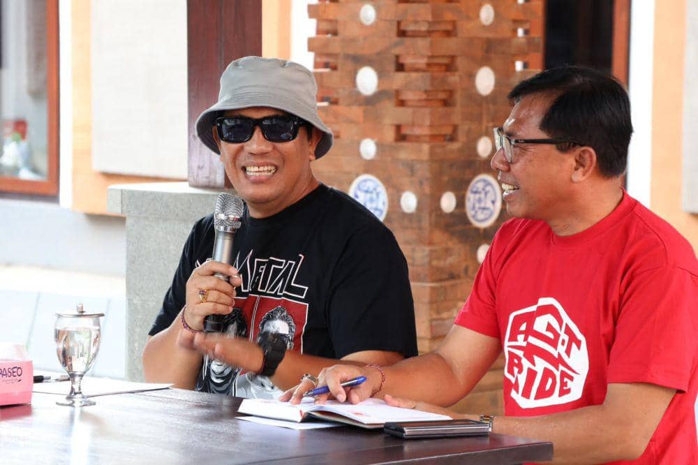 Bupati Tabanan Komang Gede Sanjaya (kiri) (Dok.IDNTimes/Humas Pemkab Tabanan)