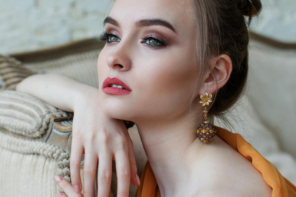 Mengenal Tren Unapproachable Makeup, Ciptakan Look Misterius!