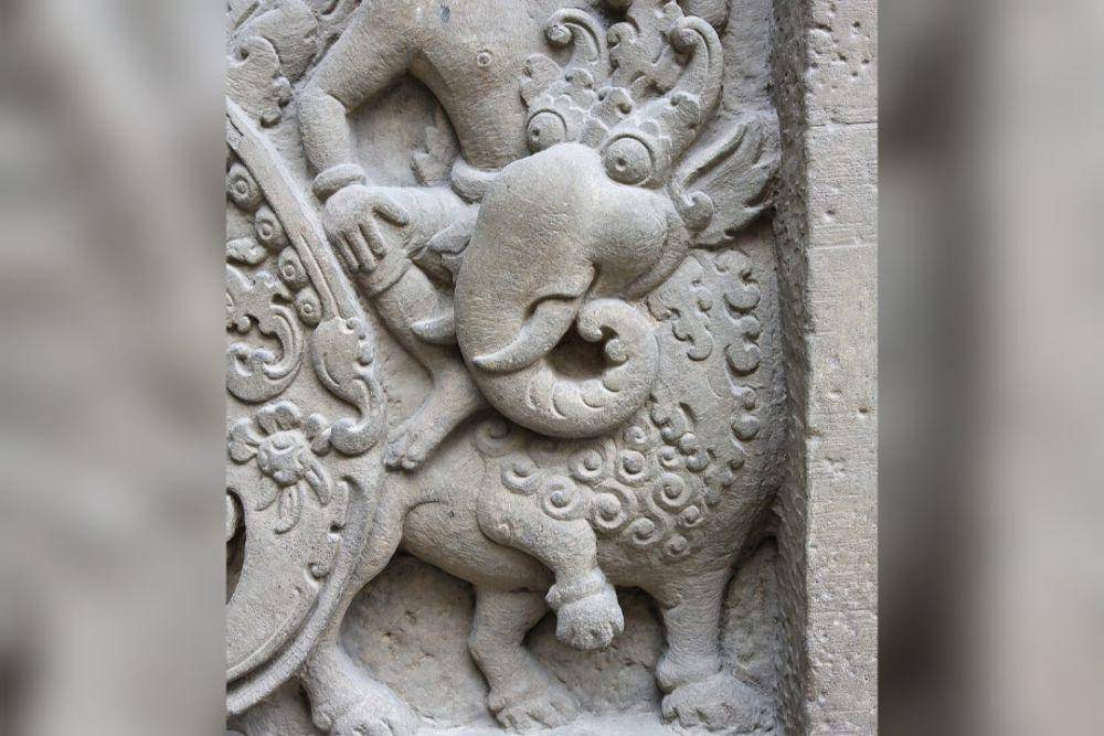 ukiran Gajasinga di ambang pintu dari Prasat Prei Kmeng (Kamboja), dari paruh kedua abad ke-7, di Museum Guimet, Paris (commons.wikimedia.org/Ddalbiez)