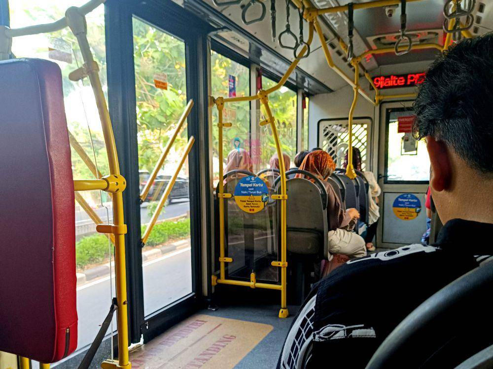 potret interior bus transjakarta (dok.pribadi/Afifah Amalia Dewi)