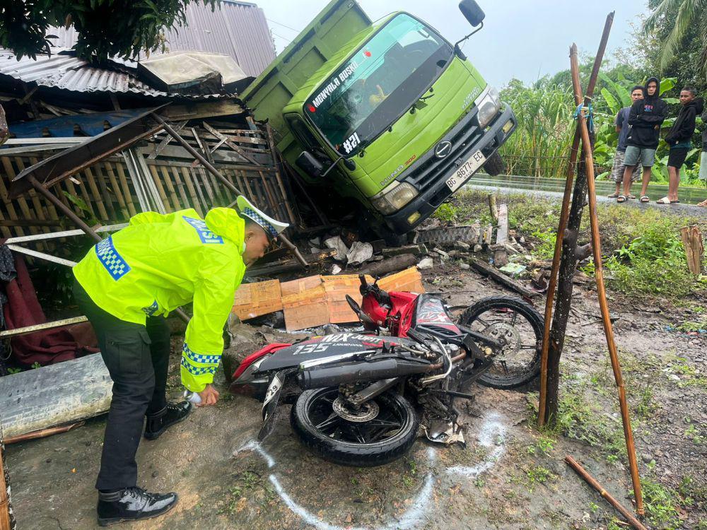 Pengemudi Motor Tewas Diseruduk Truk di Jalintim OKI, 1 Rumah Rusak