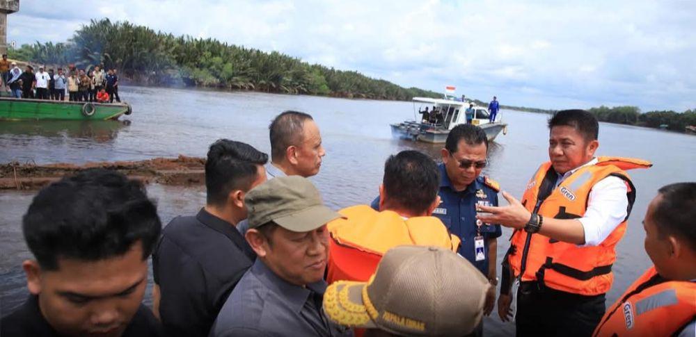 Gubernur Sumsel Herman Deru saat meninjau jembatan P6 Lalan yang akan dibangun. (Dok. Pemprov Sumsel)
