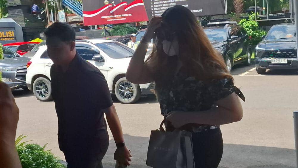 Korban pelecehan dokter RS Persada Malang, QAR saat memenuhi panggilan polisi. (IDN Times/Rizal Adhi Pratama)