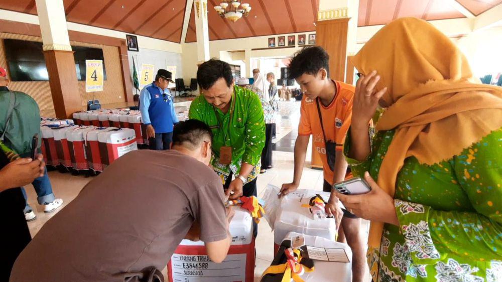 Penanda Koper Jemaah Haji, Sandal hingga Sepatu Cucu