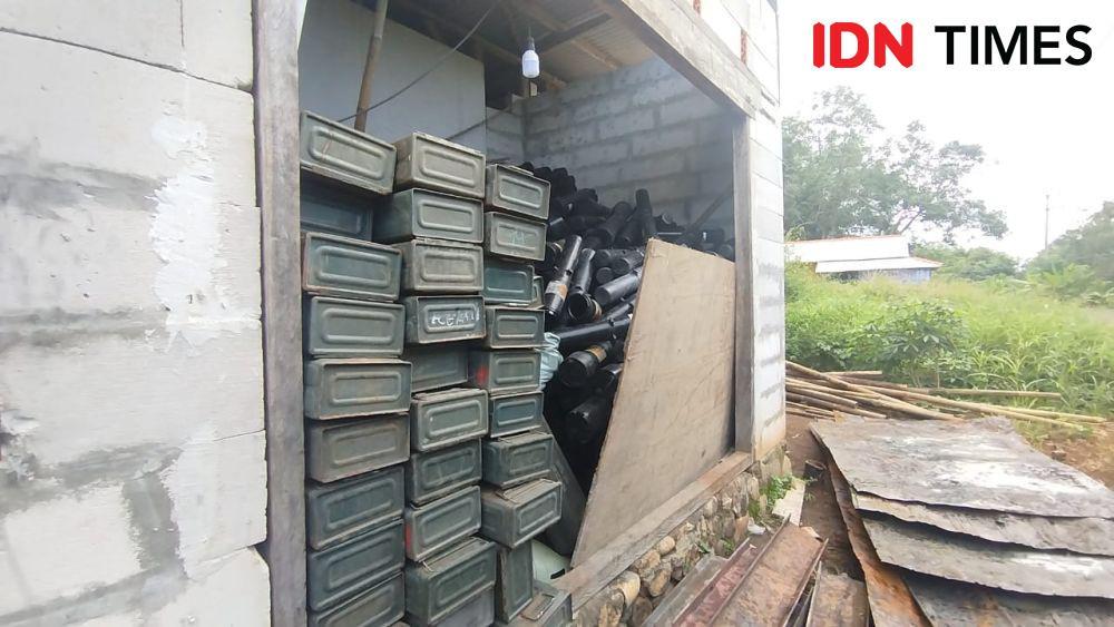 [FOTO] Sisa-sisa Peledakan Amunisi Kedaluwarsa Maut di Garut