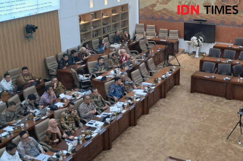 Direktur Utama PT Timah Tbk, Restu Widiyantoro dalam rapat dengar pendapat (RDP) dengan Komisi VI DPR RI, Jakarta, Rabu (14/5/2025). (IDN Times/Trio Hamdani)