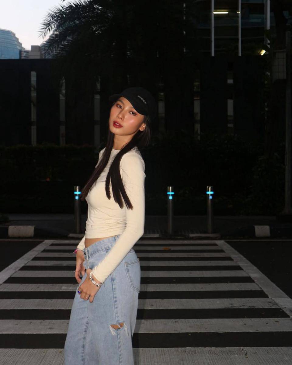 casual minimalist outfit ala Helen Hiu (instagram.com/helenhiuu)