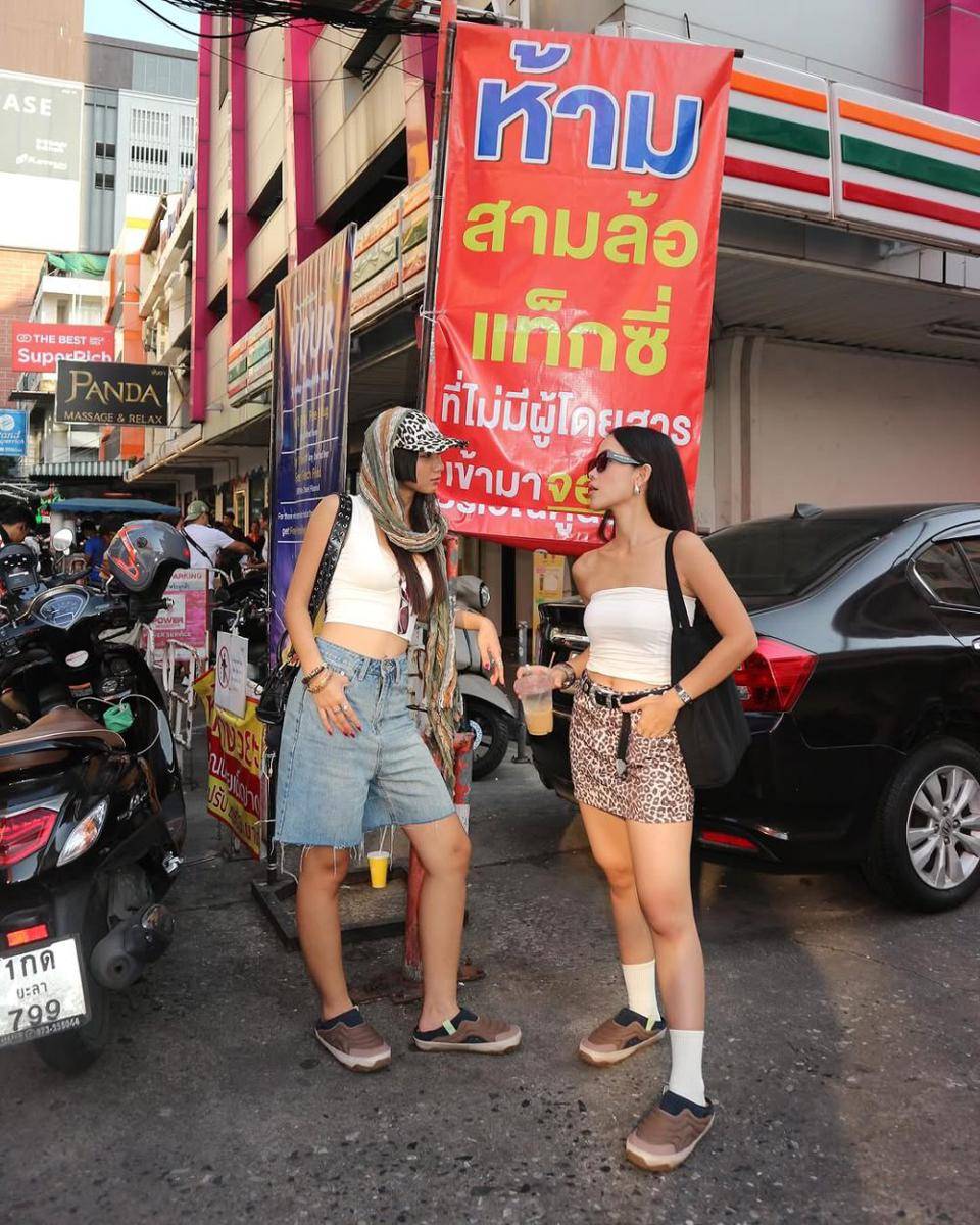ide mix and match outfit denim ala Helen Hiu (instagram.com/helenhiuu)
