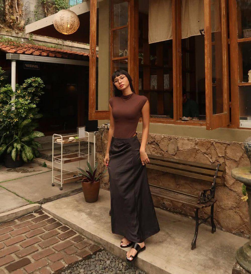 casual minimalist outfit ala Helen Hiu (instagram.com/helenhiuu)