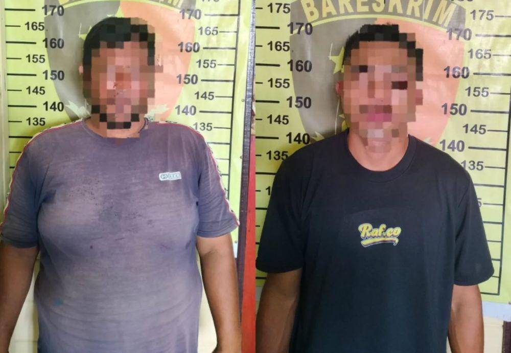 MN (26) dan TH (22) ditangkap polisi saat melancarkan aksi pungli terhadap pengendara yang melintas di Jalan Poros Sidomulyo - Sungai Lunuk, Tabang, Kukar. (Dok. Polda Kaltim)