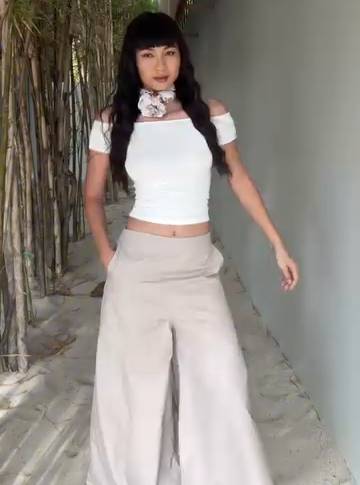 casual minimalist outfit ala Helen Hiu (instagram.com/helenhiuu)