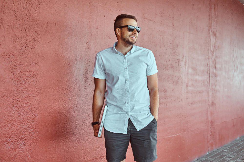 4 Pilihan Kemeja Polos Lengan Pendek untuk Outfit Formal yang Nyaman