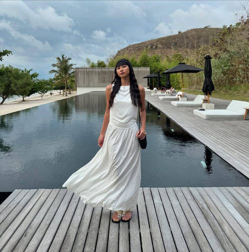 casual minimalist outfit ala Helen Hiu (instagram.com/helenhiuu)