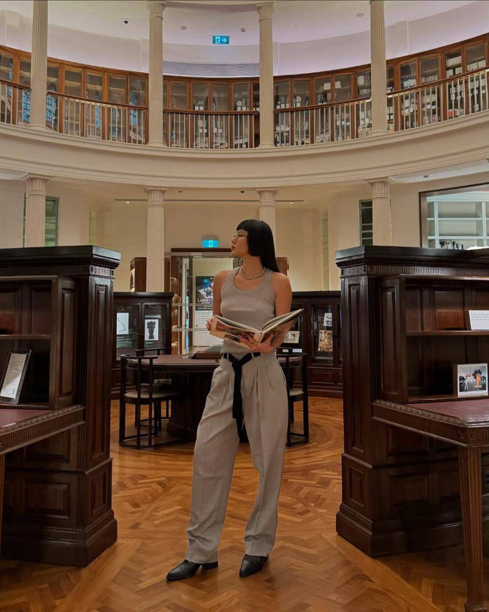 casual minimalist outfit ala Helen Hiu (instagram.com/helenhiuu)