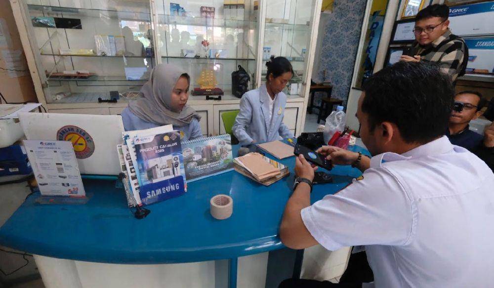 Walikota Solo Respati Ardi sidak ke pelaku usaha yang lakukan penahanan ijazah. (Dok/Pemkot Solo)