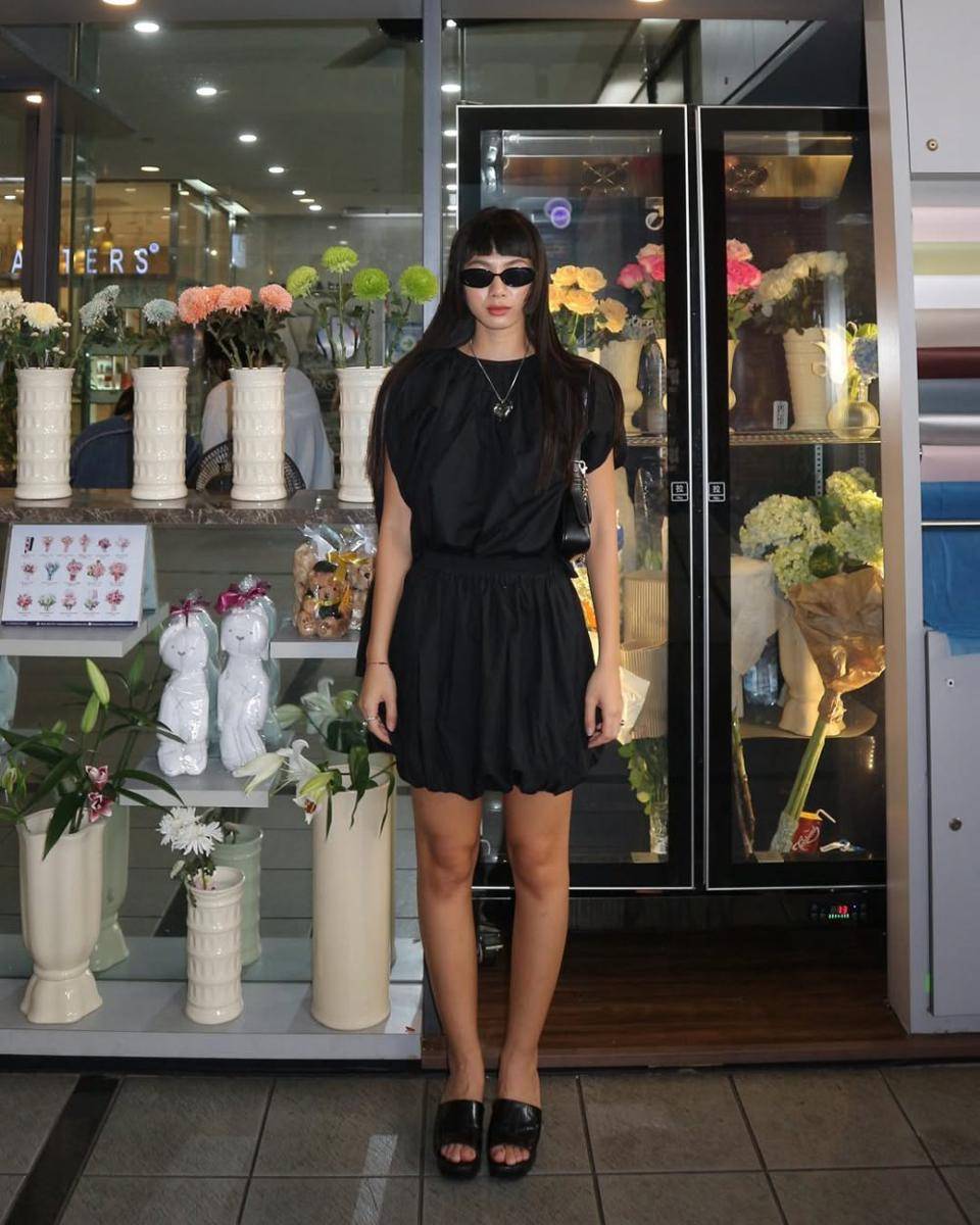 casual minimalist outfit ala Helen Hiu (instagram.com/helenhiuu)