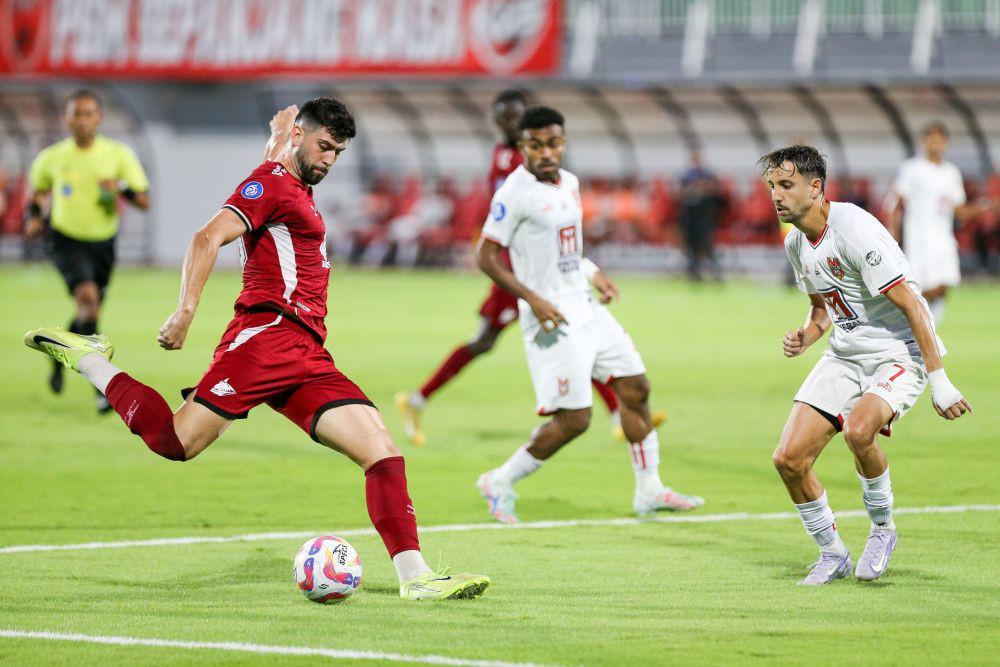 Pesepak bola PSM Makassar Matheus Silva (kiri), berebut bola dengan pesepak bola Malut United Adriano Castahneira (kanan) pada pertandingan BRI Liga 1 2024/2025 di Stadion Gelora BJ Habibie Parepare, Sulawesi Selatan, Sabtu (10/05/2025). ANTARA FOTO/Chairil Indra/bar
