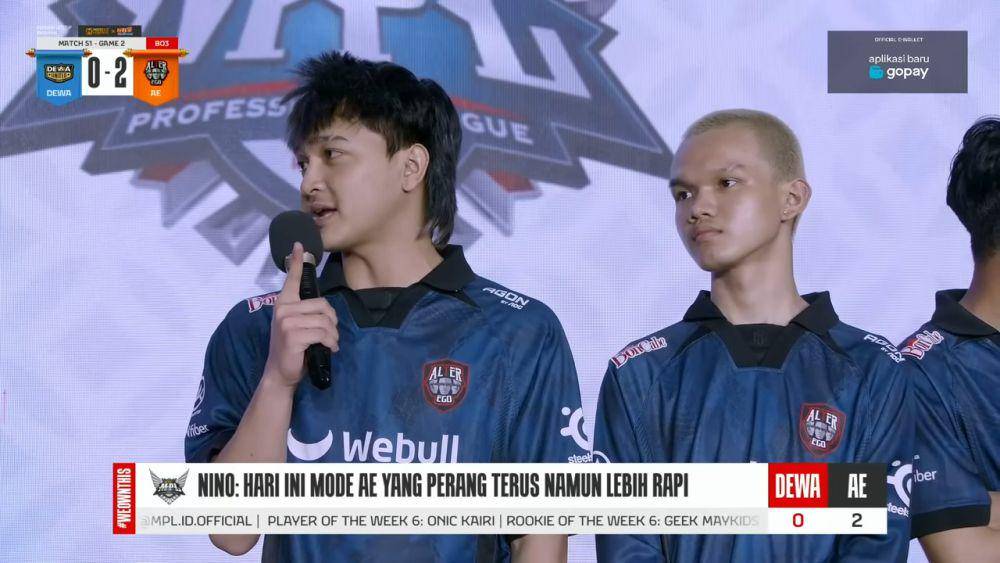 Potret Nino (kiri) saat diwawancarai pasca laga Dewa vs AE (YouTube.com/MPL Indonesia)