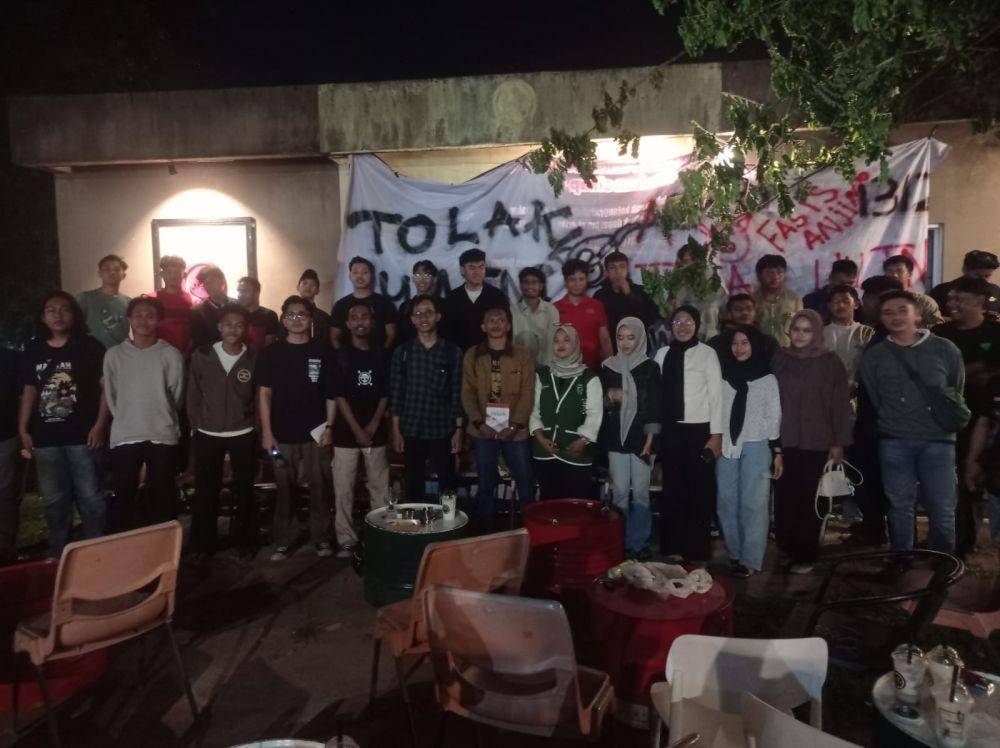 Mahasiswa-mahasiswa Kota Batam saat melakukan pembahasan UU TNI (IDN Times/Putra Gema Pamungkas)