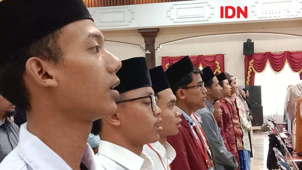 Para santri mengumandangkan lagu kebangsaan Indonesia Raya saat kegiatan pembahasan penanganan kekerasan yang diadakan DP3AP2KB bersama UNICEF dan LPA Klaten di BPSDM Jateng. (IDN Times/Fariz Fardianto)