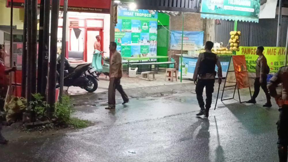 Pria di Tulungagung Ini Mengamuk Sambil Telanjang
