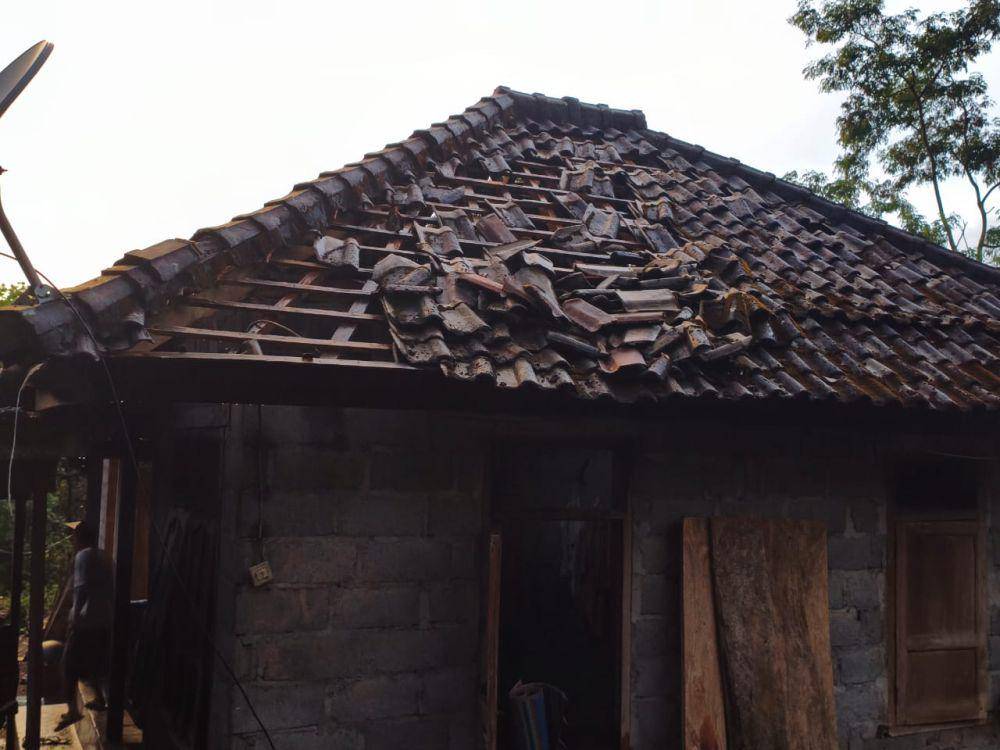 Rumah warga tersambar petir di Kecamatan Kubu. (Dok.BPBD Karangasem)