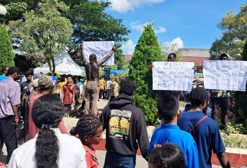 Umat Katolik di Mimika Demo Uskup Merauke soal PSN