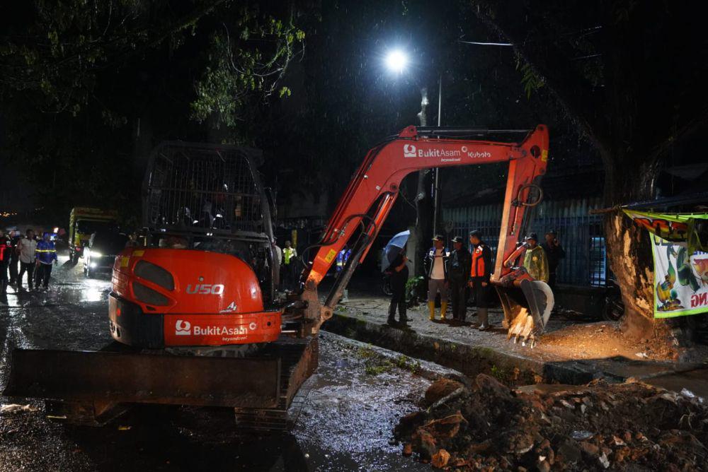 Walikota Bandar Lampung, Eva Dwiana saat meninjau banjir di Panjang. (IDN Times/istimewa)