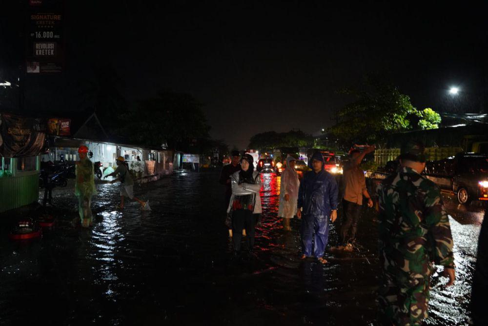 Walikota Bandar Lampung, Eva Dwiana saat meninjau banjir di Panjang. (IDN Times/istimewa)