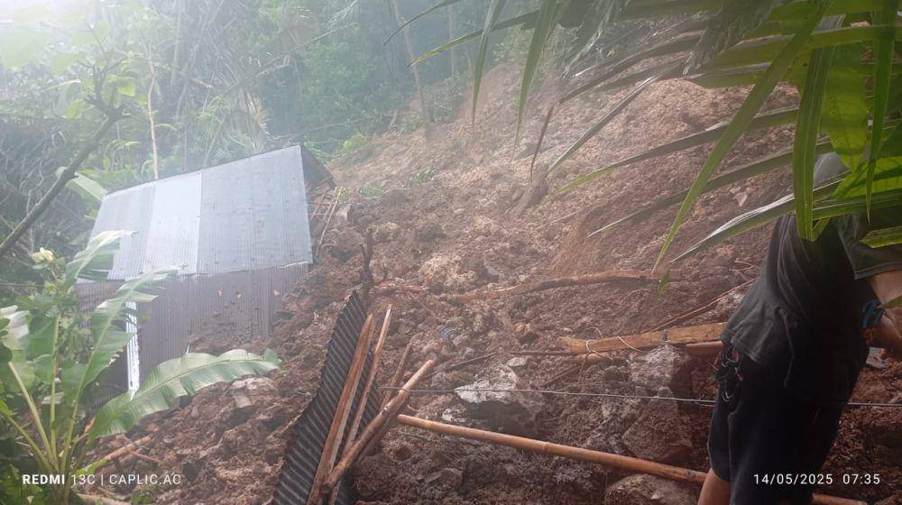 Kondisi dapur dan pelinggih milik warga rusak setelah diterjang tanah longsor, Rabu (14/5/2025). (Dok.Perbekel Bunutan)