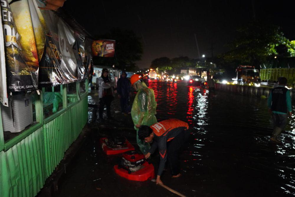 Walikota Bandar Lampung, Eva Dwiana saat meninjau banjir di Panjang. (IDN Times/istimewa)