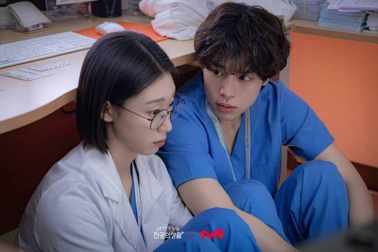 Cuplikan drama Korea Resident Playbook (dok. tvN/Resident Playbook)