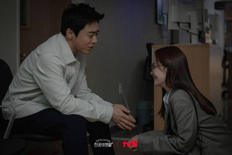 Cuplikan drama Korea Resident Playbook (dok. tvN/Resident Playbook)