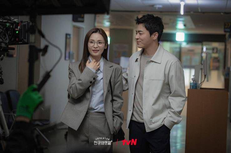 Cuplikan drama Korea Resident Playbook (dok. tvN/Resident Playbook)