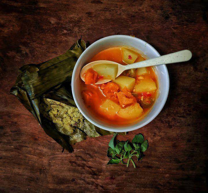 pepes dan semangkok sayur (commons.wikimedia.org/Sulfahmi)