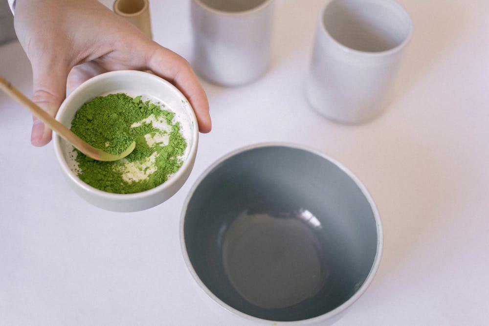 ilustrasi tekstur bubuk ceremonial matcha yang menggumpal (pexels.com/KATRIN BOLOVTSOVA)